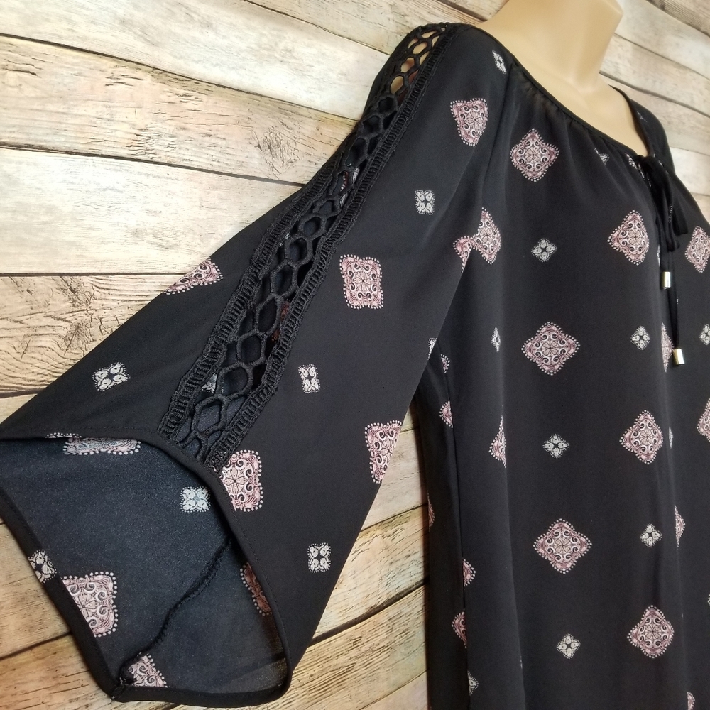 Roz & Ali Medallion Embroidered Sleeve Top - Picture 4 of 5